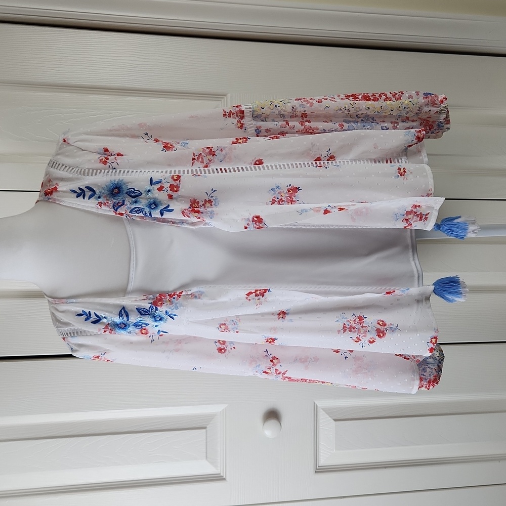 NWOT Floral blouse embroidered  with lantern sleeves, sz M